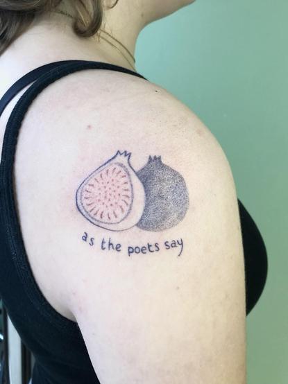 Tatouage de figues et texte « as the poets say »