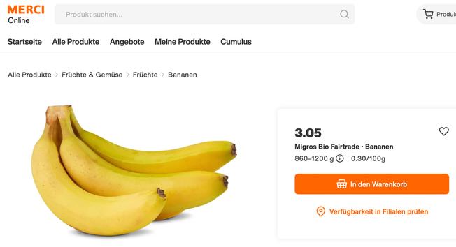 Produktseite von «Migros Online» für «Migros Bio Fairtrade Bananen». Abgebildet ist ein Bund gelber Bananen auf weissem Hintergrund. Preis: 3.05 CHF für 860–1200 g, entsprechend 0.30 CHF pro 100 g. Schaltfläche «In den Warenkorb» in Orange.