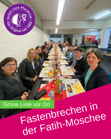 Lange Tafel mit Mitgliedern des Rats der Religionen und Jugendgeeideräten, darunter Kira Hülsmann und unsere Mitglieder Leon Mayer und Valentina Hülsmann