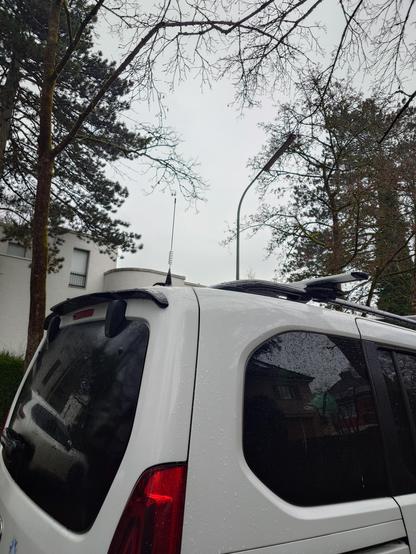 antenna on car roof
