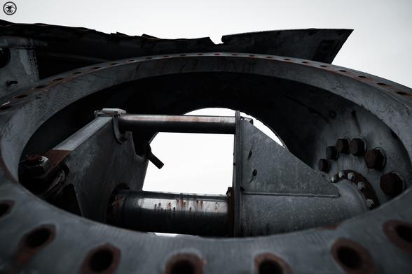 Blade mount from head of wind turbine