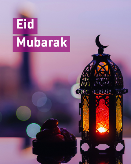 Eine Laterne mit brennender Kerze und eine Schale mit Datteln. Weiße Schrift auf lila Hintergrund: Eid Mubarak
