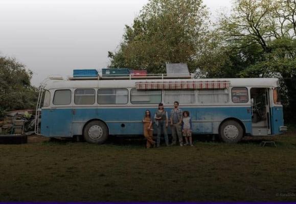 Une famille devant un car