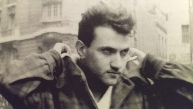 Isidore Isou, le regard déterminé, relève le col de son blouson.