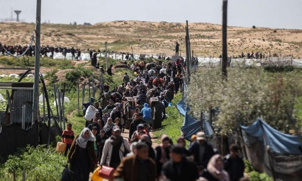 Refugiados palestinos camino a Yan Younis, tras desplazamientos forzosos en Rafah (Gaza). (Ali Jadallah/Anadolu via Getty Images)