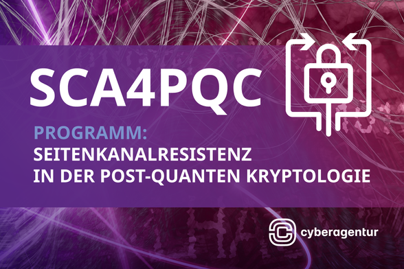 Das Bild zeigt eine grafische Darstellung mit einem lila und pinkfarbenen Hintergrund, der von vielen feinen, verwobenen Linien durchzogen ist und an digitale Netzwerke erinnert. Im Vordergrund steht groß der Text „SCA4PQC“. Darunter in kleinerer Schrift: „PROGRAMM: SEITENKANALRESISTENZ IN DER POST-QUANTEN KRYPTOLOGIE“. Rechts daneben ist ein stilisiertes, weißes Symbol eines Vorhängeschlosses zu sehen, das von zwei Pfeilen umrahmt wird, die nach oben zeigen. Unten rechts ist das Logo der „Cyberagentur“ abgebildet, bestehend aus einem stilisierten C und dem Schriftzug „cyberagentur“. Die Farben sind in Violett- und Rosatönen gehalten und wirken modern und technisch. Das Bild thematisiert kryptographische Sicherheit in der Ära der Quantencomputer. Hinweis: Foto: freepik/Cyberagentur