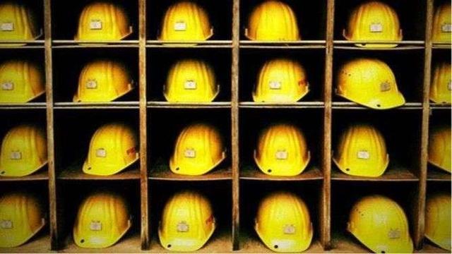 L'immagine mostra una serie di caschi gialli disposti ordinatamente in uno scaffale di legno. I caschi sono tutti identici e sembrano essere nuovi o in ottime condizioni. Lo scaffale è diviso in scomparti, ognuno dei quali contiene un casco. L'immagine è ben illuminata e i dettagli sono chiari. 

Descrizione generata con AI.