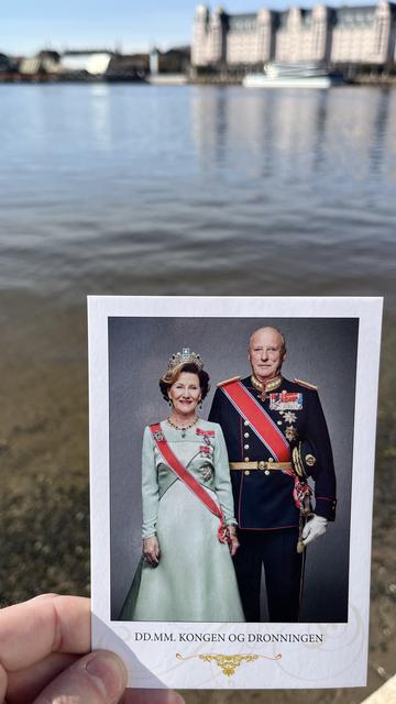 Eine Postkarte des norwegischen Königs und der Königin. Im Hintergrund der Oslofjord.