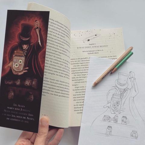 Ein offenes Buch mit einer illustrierten Klappe. Die Illustration zeigt einen Mann mit Umhang und Zylinder. Sein Gesicht ist verborgen, nur sein breites Grinsen ist unter der Hutkrempe zu sehen. In der einen Hand hält er ein langes Messer, in der anderen ein Einmachglas, in dem menschliche Augäpfel in einer Flüssigkeit schwimmen. Rechts im Bild ist zudem eine Vorzeichnung der fertigen Illustration zu sehen.