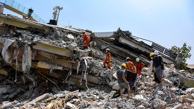 La recerca de supervivents continua 72 hores després del terratrèmol  (Reuters/Stringer)
