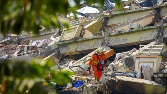 Un operari de rescat entre la runa d'un edifici enfonsat a Mandalay (Reuters/Stringer)