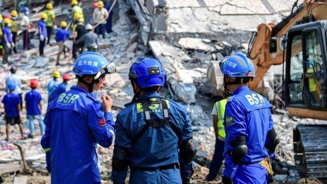 Un equip de rescat xinès davant d'un edifici enfonsat a Mandalay, Myanmar (Reuters/Stringer)