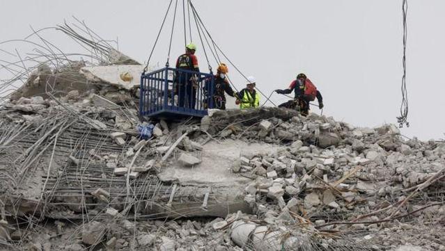 Entre la muntanya de runa de l'edifici ensorrat a Bangkok es busquen 78 treballadors desapareguts (EFE/EPA/Narong Sangnak)