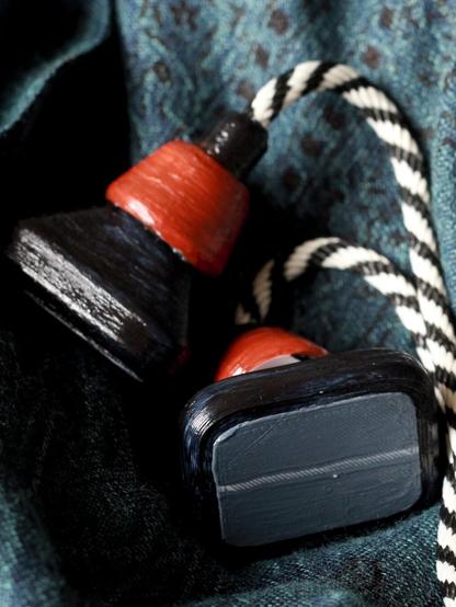 Les embouts de corde affichant la ligne blanche sur fond gris, tube noir et bobine rouge. Les embouts sont imprimé en 3D et peint- nos partenaires artistes peuvent peindre de la même façon sur les boîtiers de nos VijouScreen.