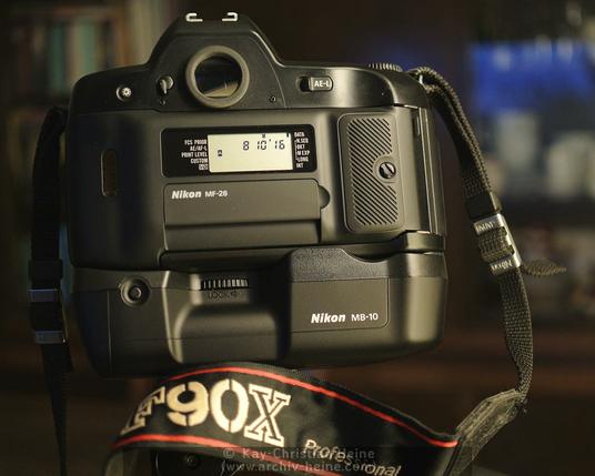 Rückansicht einer analogen Nikon F90x Kleinbild-Spiegelreflexkamera mit angesetztem Batteriehandgriff Nikon MB-10 und der Datenrückwand MF-26.