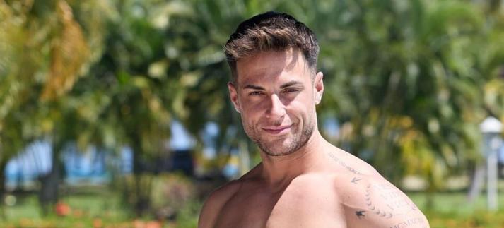 Montoya en el posado oficial de 'Supervivientes' antes de entrar en la isla