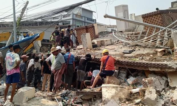 El Departamento de Servicios de Bomberos de Myanmar prosigue las operaciones de búsqueda y rescate de emergencia tras el fuerte terremoto de magnitud 7,7 que sacudió Sagaing, en Myanmar Central. (Anadolu via Getty Images)