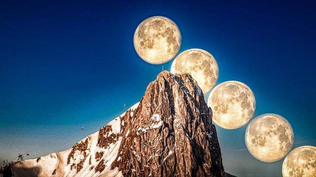 Montage von mehreren Fotos eines Monduntergangs bei einem Berggipfel.