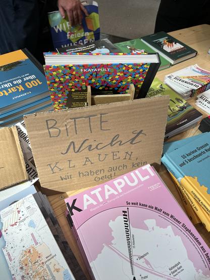 Foto Messestand von Katapult:
„BITTE Nicht KLAUEN, wir haben auch kein Geld!“