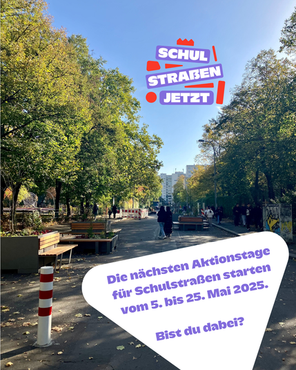 Die nächsten Aktionstage für Schulstraßen starten vom 5. bis 25. Mai 2025.  Bist du dabei? Foto einer Straße mit grünen Bäumen, keinen Autos, Sitzbänken, Menschen zu Fuß auf der Fahrbahn, im Vordergrund ein rot-weißer Poller