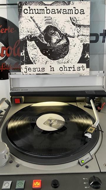 Vinyl LP „Chumbawamba - Jesus H Christ“ auf einem Plattenspieler.