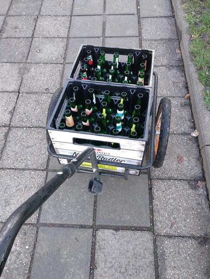 Handwagen mit zwei Bierkästen