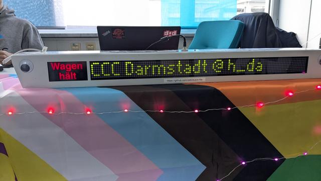 Eine LED Straßenbahnanzeige.
"Wagen hält" leuchtet. Die aktuelle Station ist "CCC Darmstadt @ h_da"