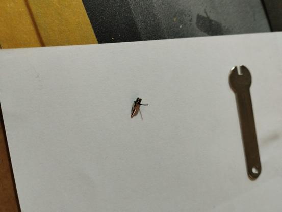 Pieza del aerógrafo (¿difusor?) con al goma algo dañada. Se ve que se ha desprendido un poco, no durará mucho.