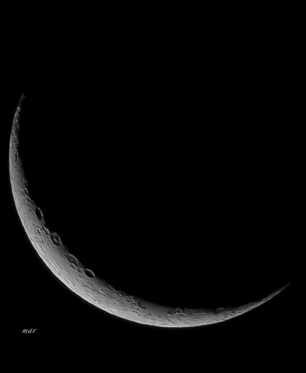La Luna en fase creciente. Destacan algunos cráteres y mare Crisium.