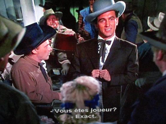 1ère scène où apparaît Rock Hudson, joueur de poker, ici en chapeau large  bleu gris et costume marron sombre avec un kentucky bow tie assorti