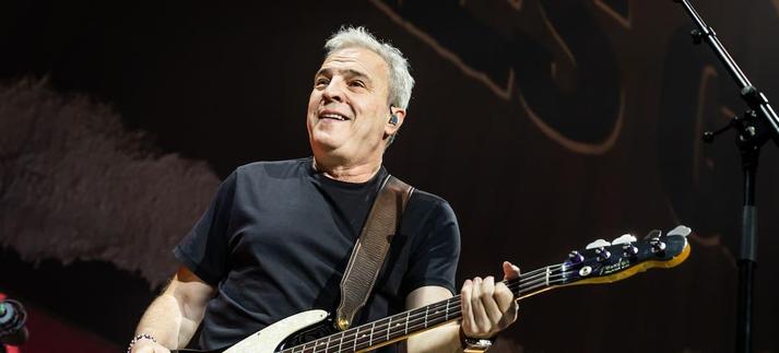 David Summers, integrante de Hombres G, actuando en el WiZink Center de Madrid en 2023 / Aldara Zarraoa