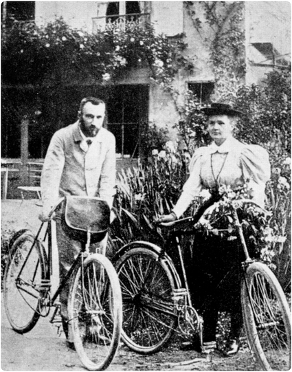 Marie y Pierre Curie de pie junto a sus bicicletas, foto en blanco y negro
