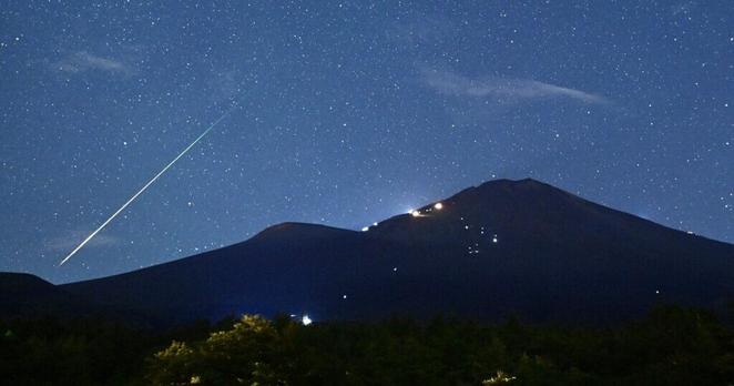 Easy Japanese news in translation: Shooting stars decorate sky near Mount Fuji