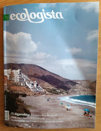 Portada del número 122 de la revista "ecologista". Foto de playa con el hotel El Algarrobico, uno de los todo mas centrales del número, que está pendiente de demolición. Los otros dos temas destacados en la portada son "DANA. Las imágenes de la catástrofe" y "Ecofeminismo. Una mirada al extractivismo de cercanía".