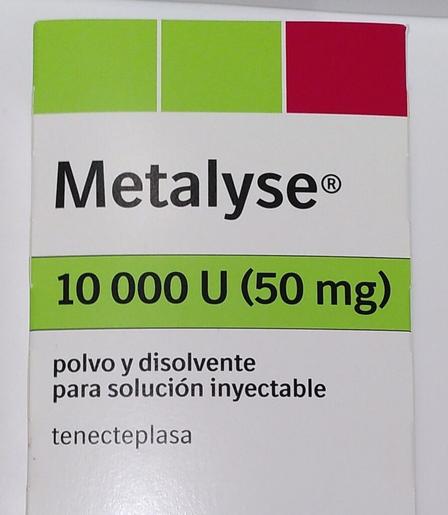 Envàs de Metalyse: Capsa de cartó blanca retolada com a Metalyse 10000 U (50 mg), pols i dissolvent per a solució injectable. Tenecteplasa