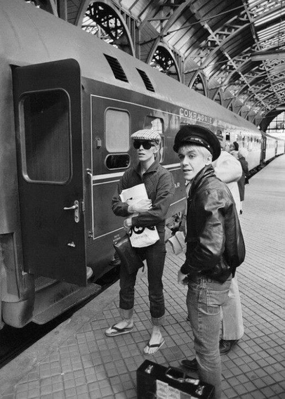 David Bowie och Iggy Pop på perrongen på väg att gå ombord på ett tåg