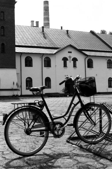 Rower przed starym budynkiem fabrycznym