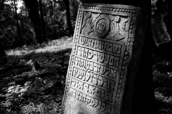 Macewa na żydowskim cmentarzu