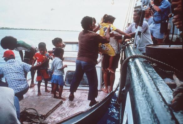 Des habitants et habitantes de Rongelap montent à bord du Rainbow Warrior. Photo de Fernando Pereira...