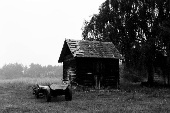Stara zagroda w gęstym deszczu