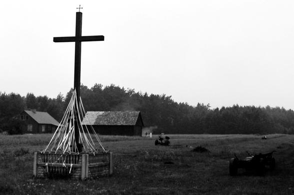 Krzyż przydrożny w deszczu