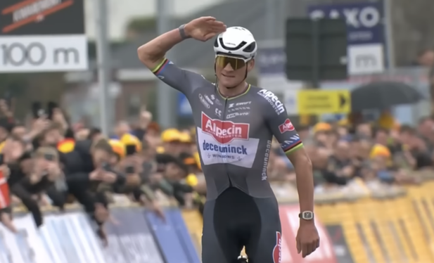 Le Néerlandais Mathieu van der Poel (Alpecin-Deceuninck) remporte l'E3 Saxo Classic, le 28 mars 2025. - Crédit : capture Eurosport