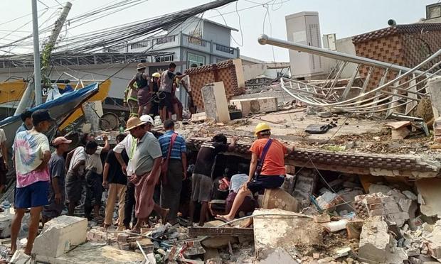 Servicios de emergencia y vecinos tratan de rescatar a personas aún atrapadas tras el terremoto en Sagaing (Birmania), el 28 de marzo de 2025. (Myanmar Fire Services Department's Facebook Account / Anadolu via Getty Images)