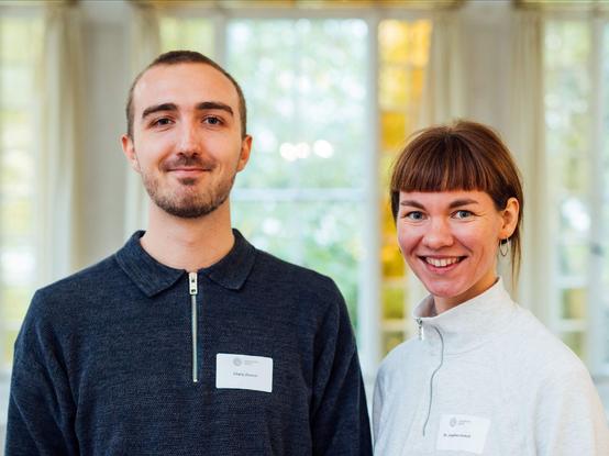 Predoc Charly Zimmer, Informatiker, und Postdoc Dr. Josefine Umlauft, Geophysikerin, sind Teil der Kohorte 2024/25. Foto: Christian Hüller/Universität Leipzig