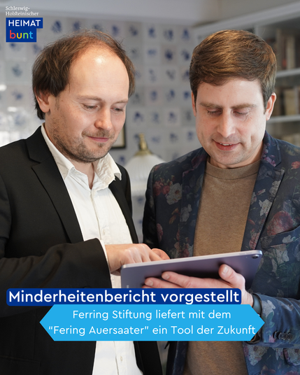 Zwei Männer halten ein Tablet. Darunter steht: Minderheitenbericht vorgestellt. Fering Stiftung liefert mit dem "Fering Auersaater" ein Tool der Zukunft
