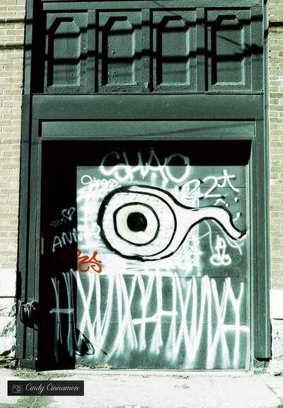 Porte mystérieuse avec graffitis. Centre-Ville de Québec. Photographie par Cindy Cinnamon