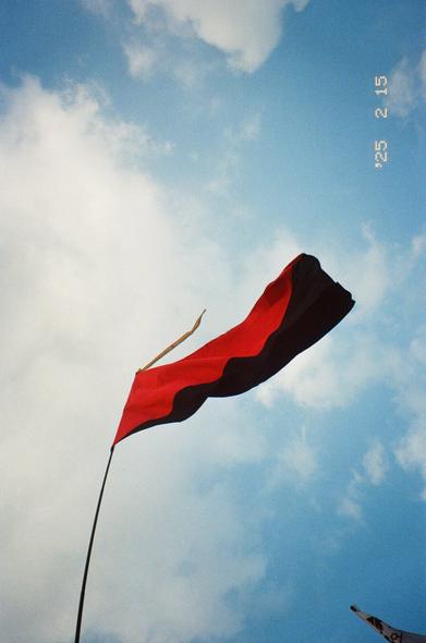 푸른 하늘 아래 아카니즘의 상징인 흑적기가 휘날리고 있다.