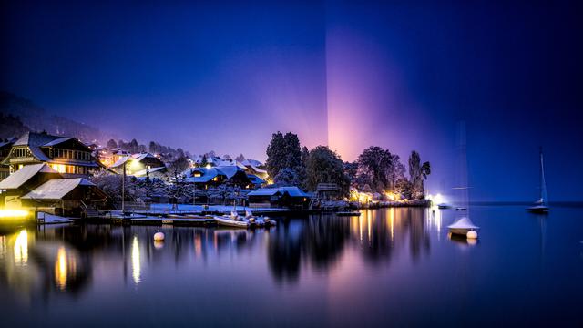 Nachtaufnahme von Hilterfingen am Thunersee an einem Wintereinbruch Anfang April