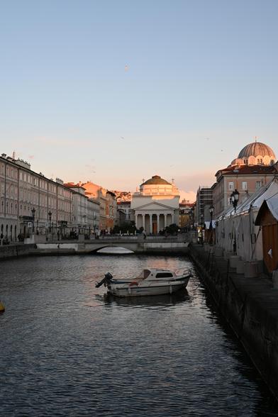 La foto mostra una veduta del Canal Grande di Trieste. Foto scattata con Nikon Z50 e Nikkor Z 28mm f/2,8