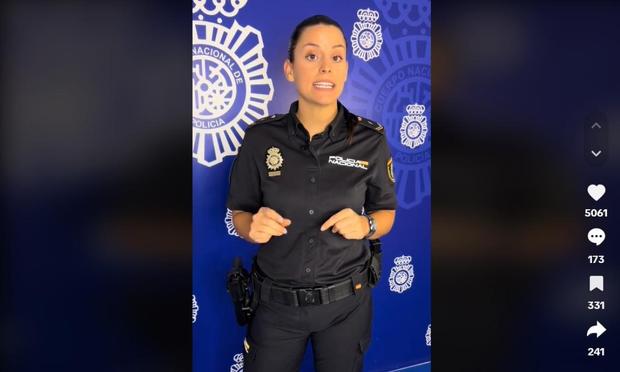 Una portavoz de la Policía, hablando sobre el DNI. (TIKTOK / POLICÍA)